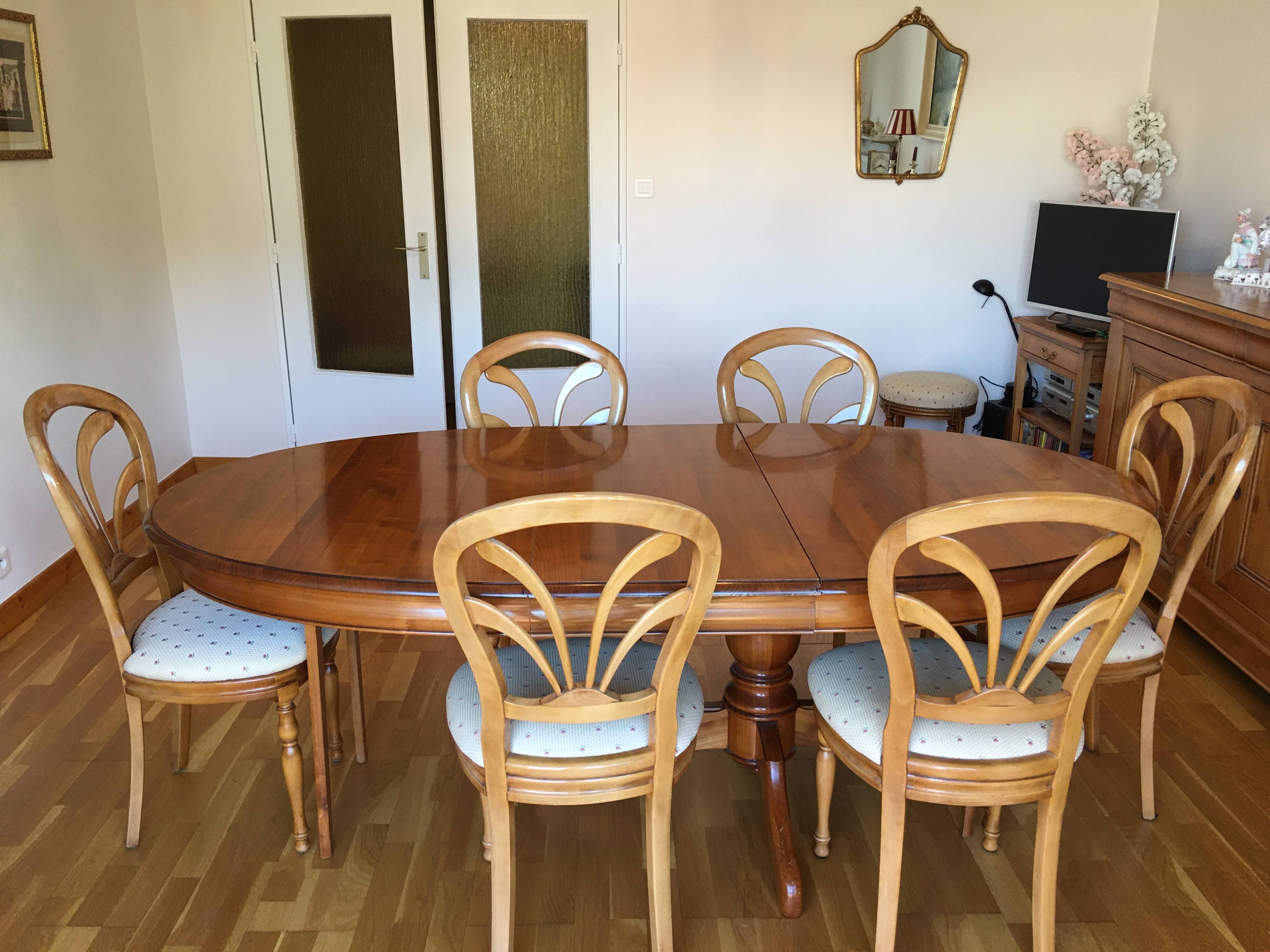 LOT of a table and 6 chairs