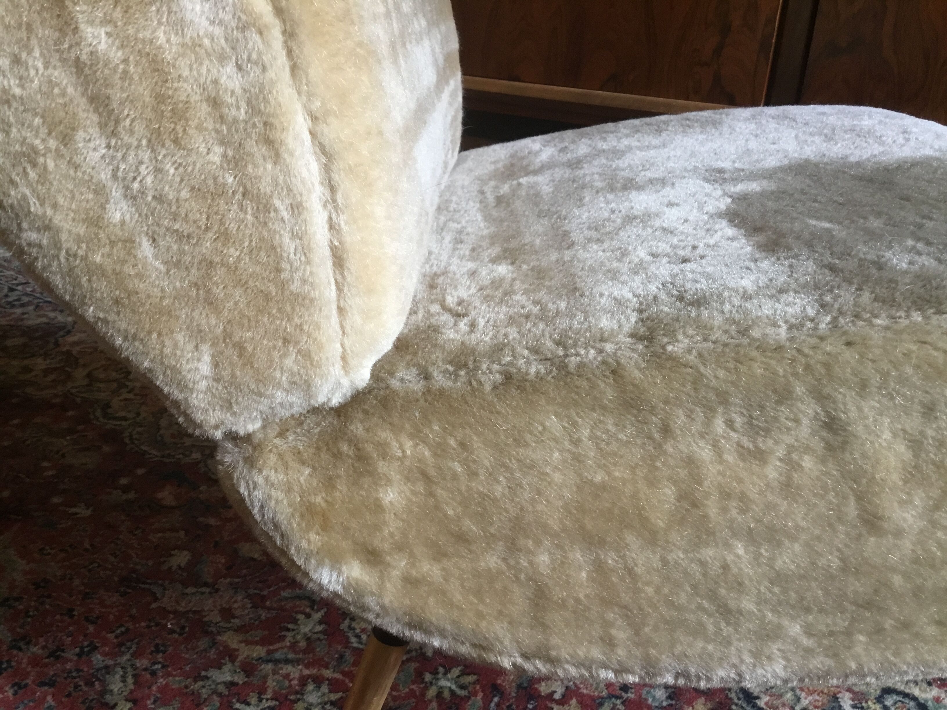 Beige velvet Pelfran Kiss chair