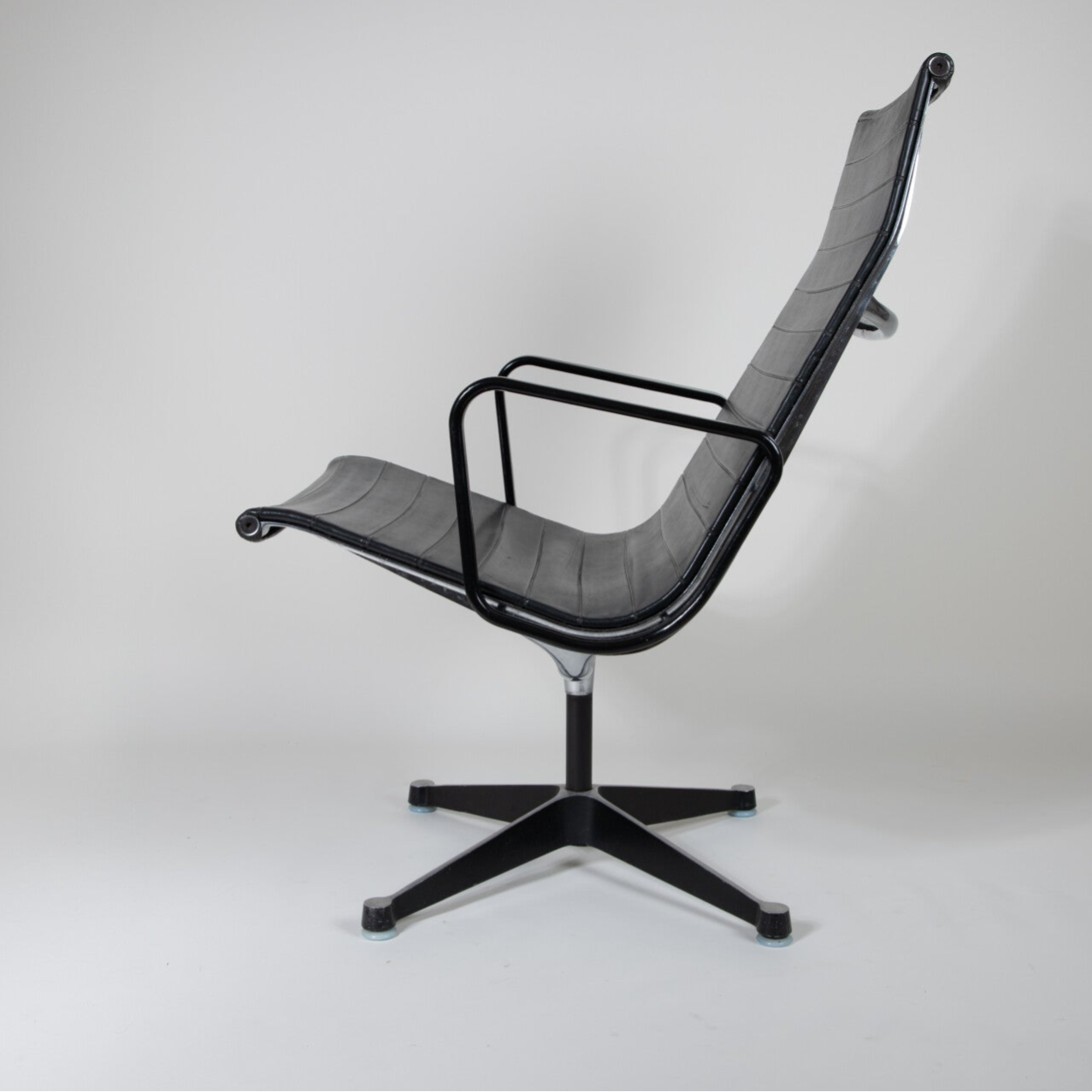 Fauteuil lounge Eames EA 116 « triple noir » très ancien par Herman Miller