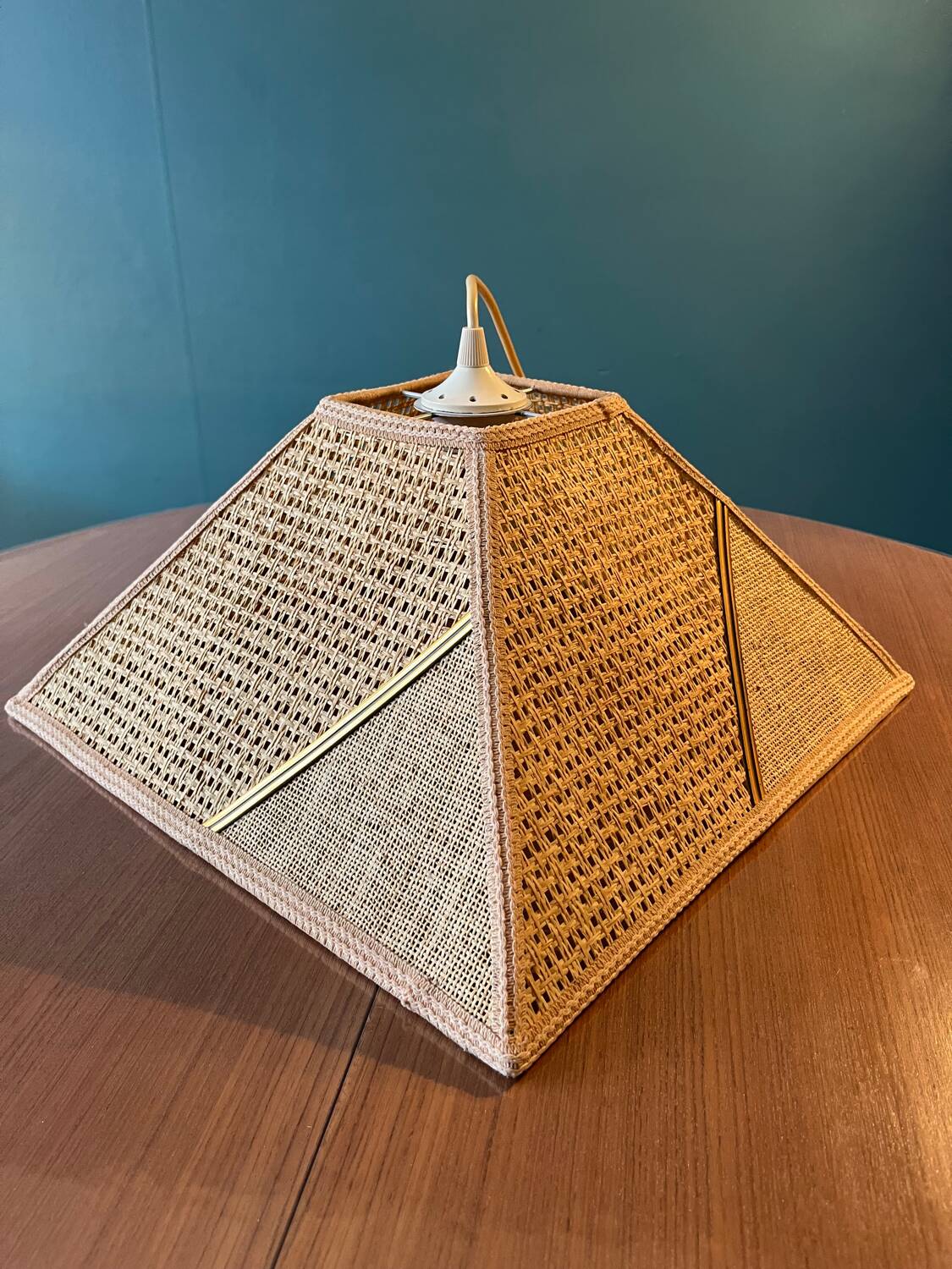 Suspension in wicker fabric canework