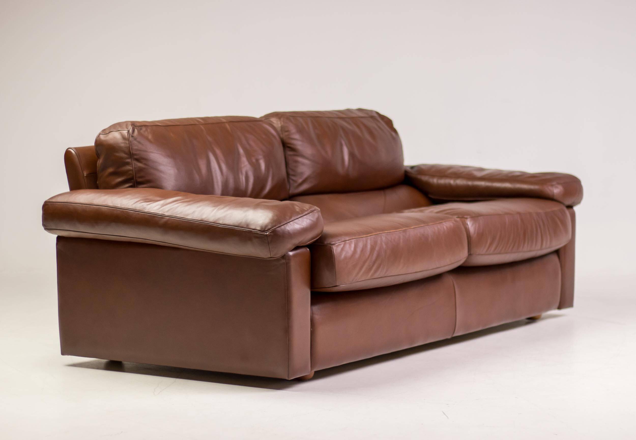 Royal 2-seater canapé premium Poltrona Frau Petronio upholstered in down and chestnut leather.