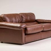 Royal 2-seater canapé premium Poltrona Frau Petronio upholstered in down and chestnut leather.