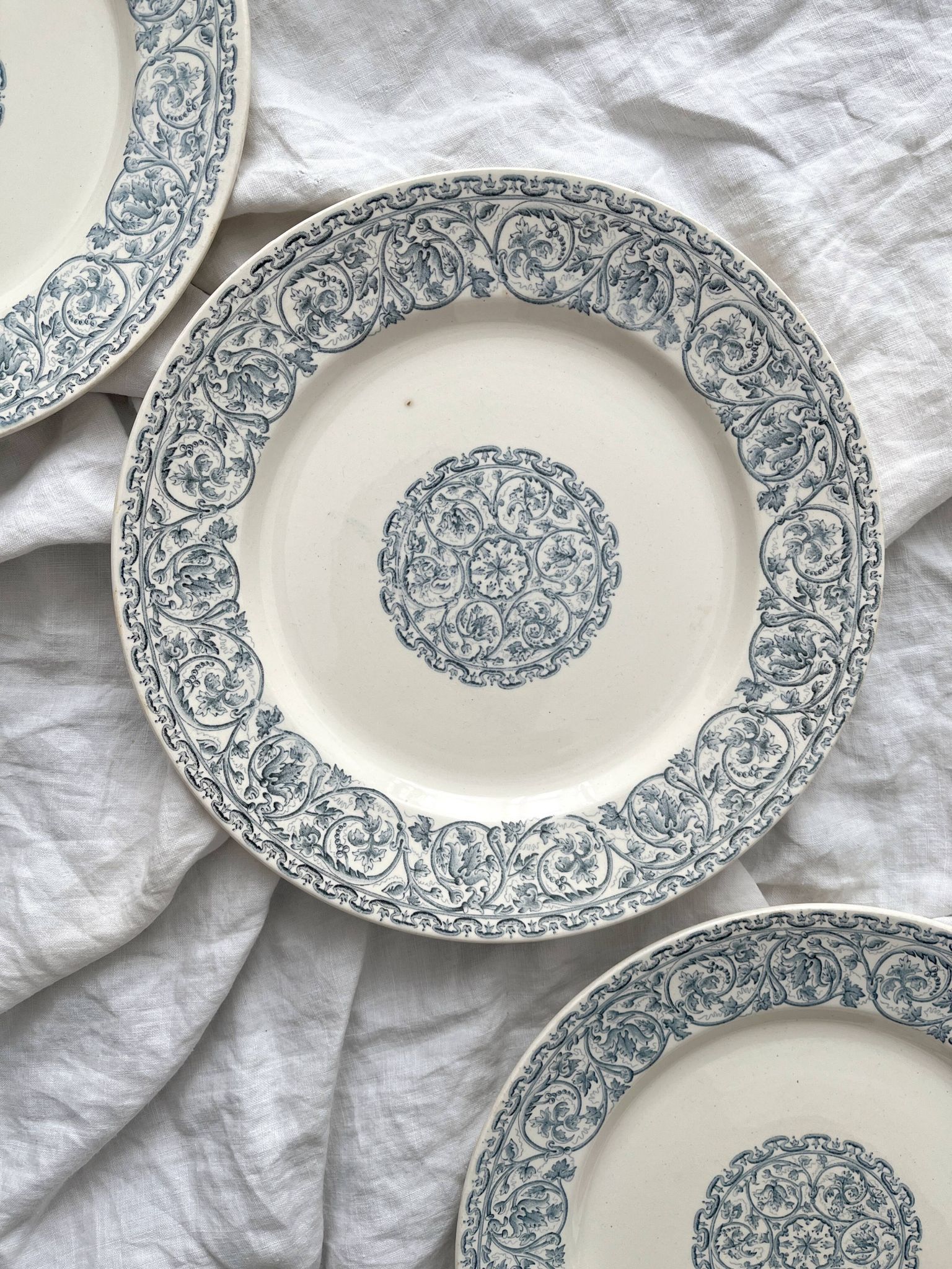 3 assiettes plates en terre de fer "Renaissance" Creil et Montereau