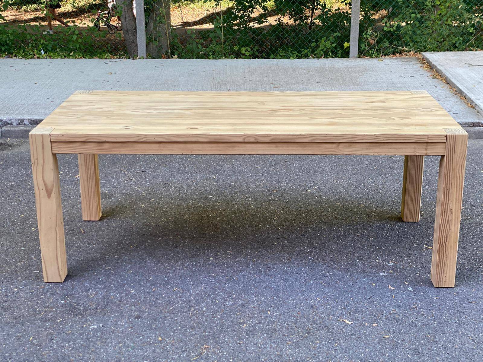 Table à manger rénovée en pin massif style scandinave brutaliste des années