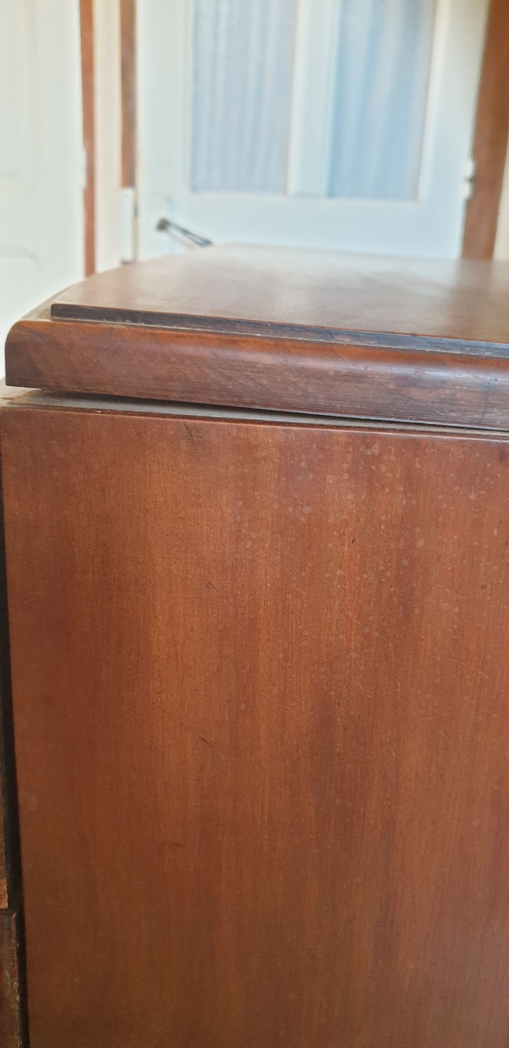 Walnut chest of drawers