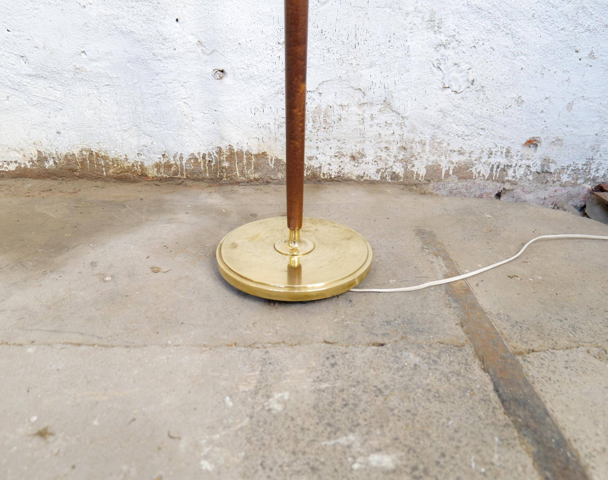 Mid-century floor lamp in brass and polished wood by Böhlmarks, Sweden, 1940s.