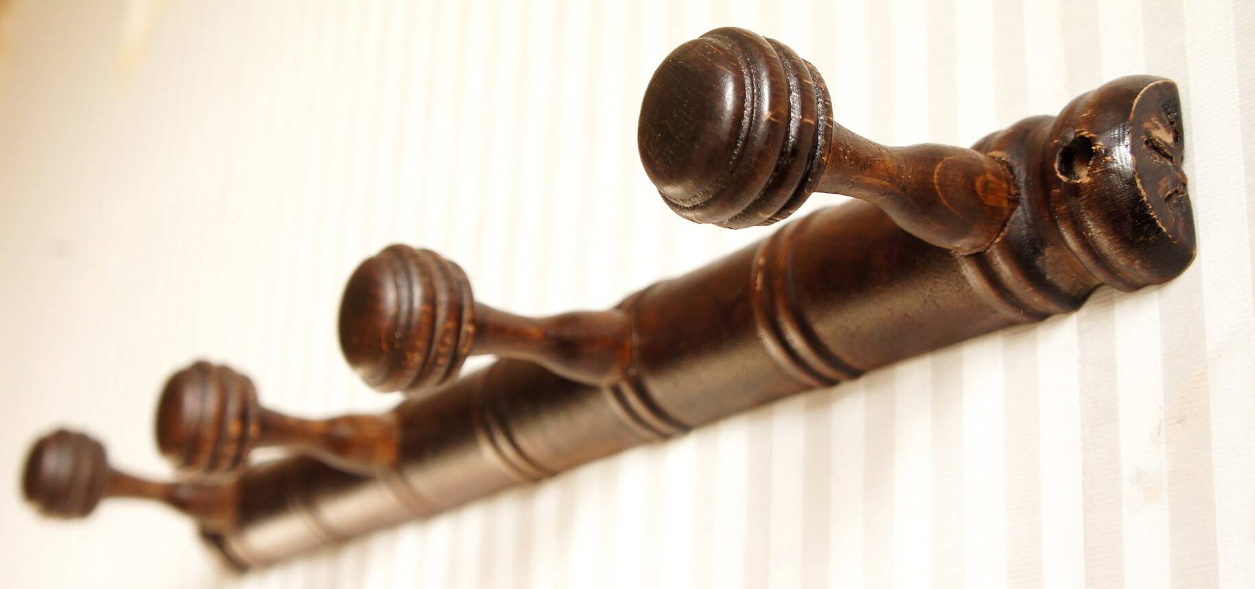 Bamboo-style wooden coat rack/wall hook