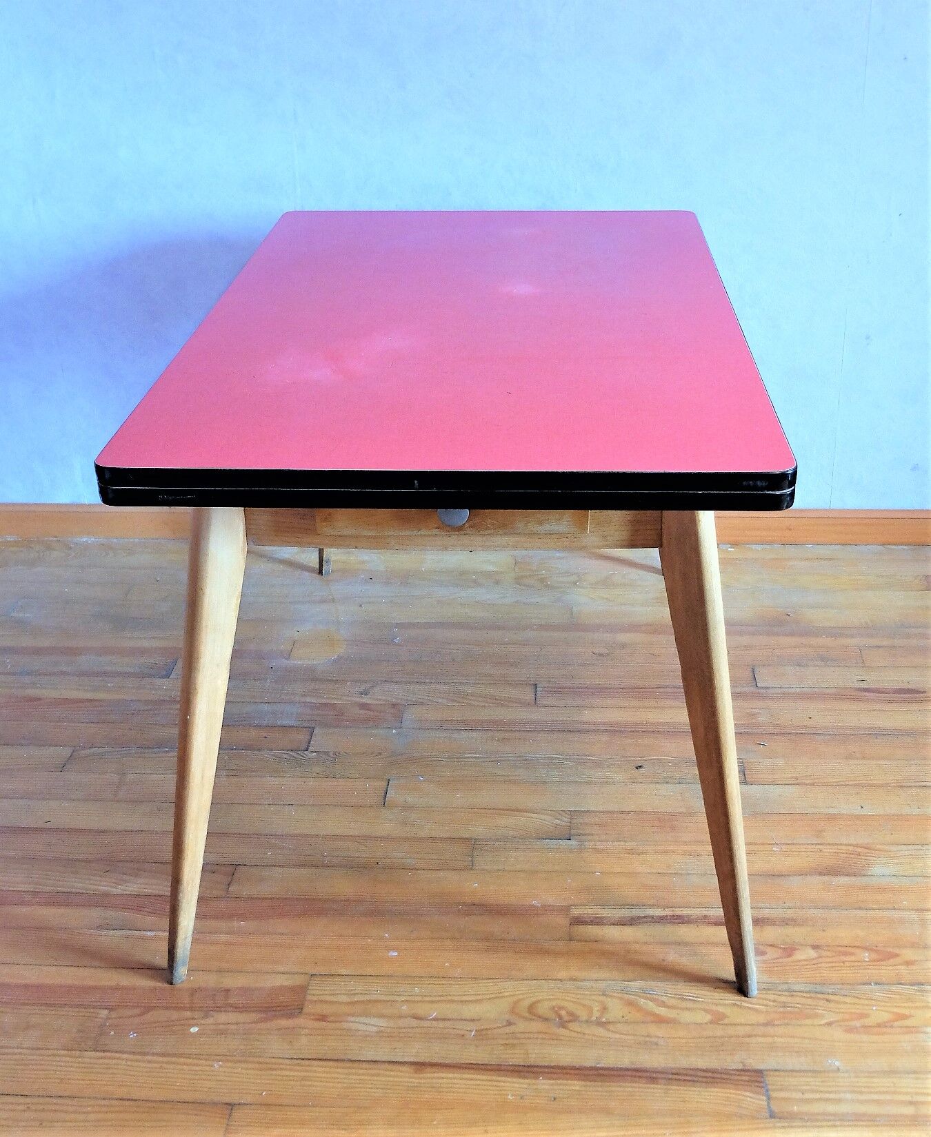 Table de cuisine dessus en formica rouge, 1950