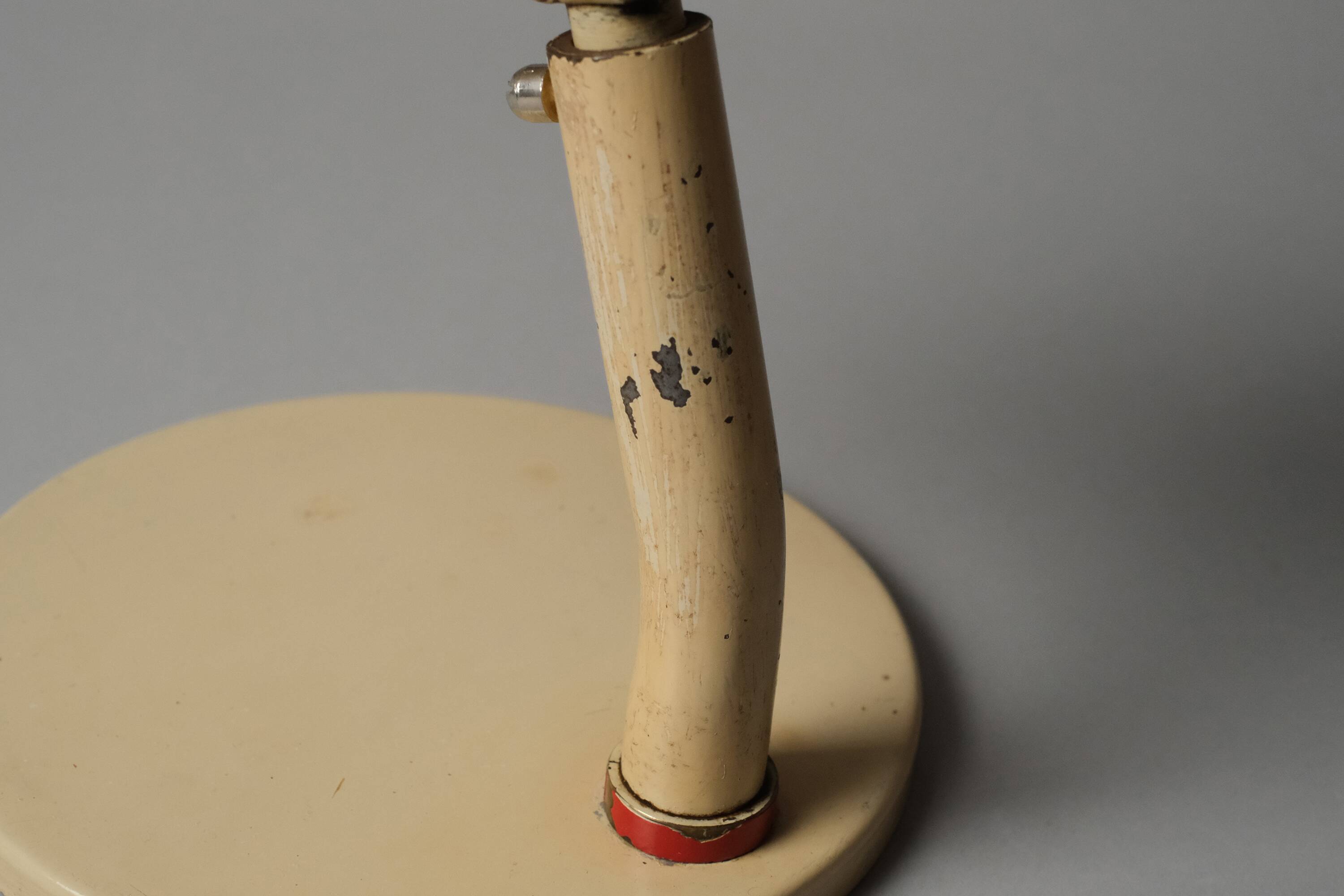 Lampe de bureau articulée Bauhaus type Kandem, émail crème, Allemagne 1930s