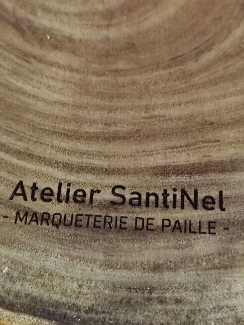 Round coffee table in straw marquetry