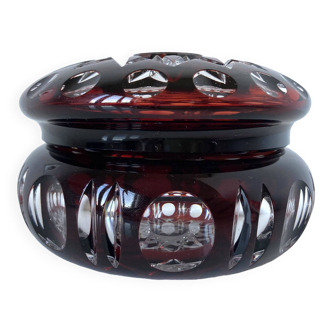 Opulente boîte ou bonbonnière couverte en cristal gravé de Bohème rouge et incolore.