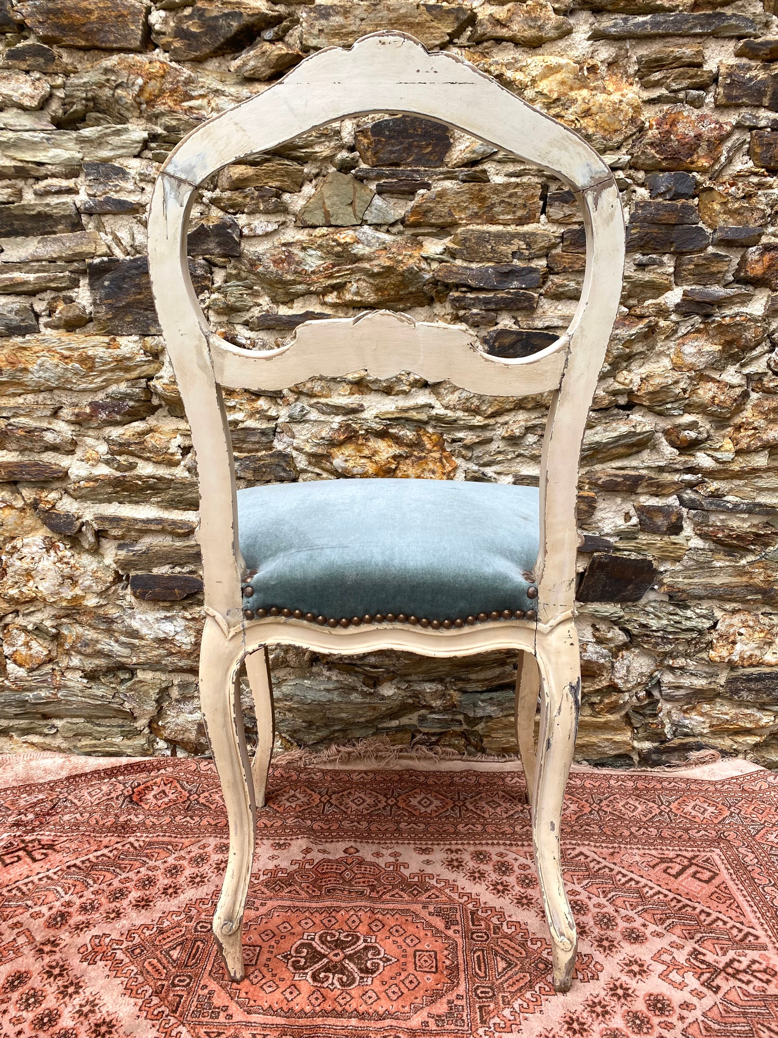 Louis XV chair, 18th century in carved wood decorated with flowers