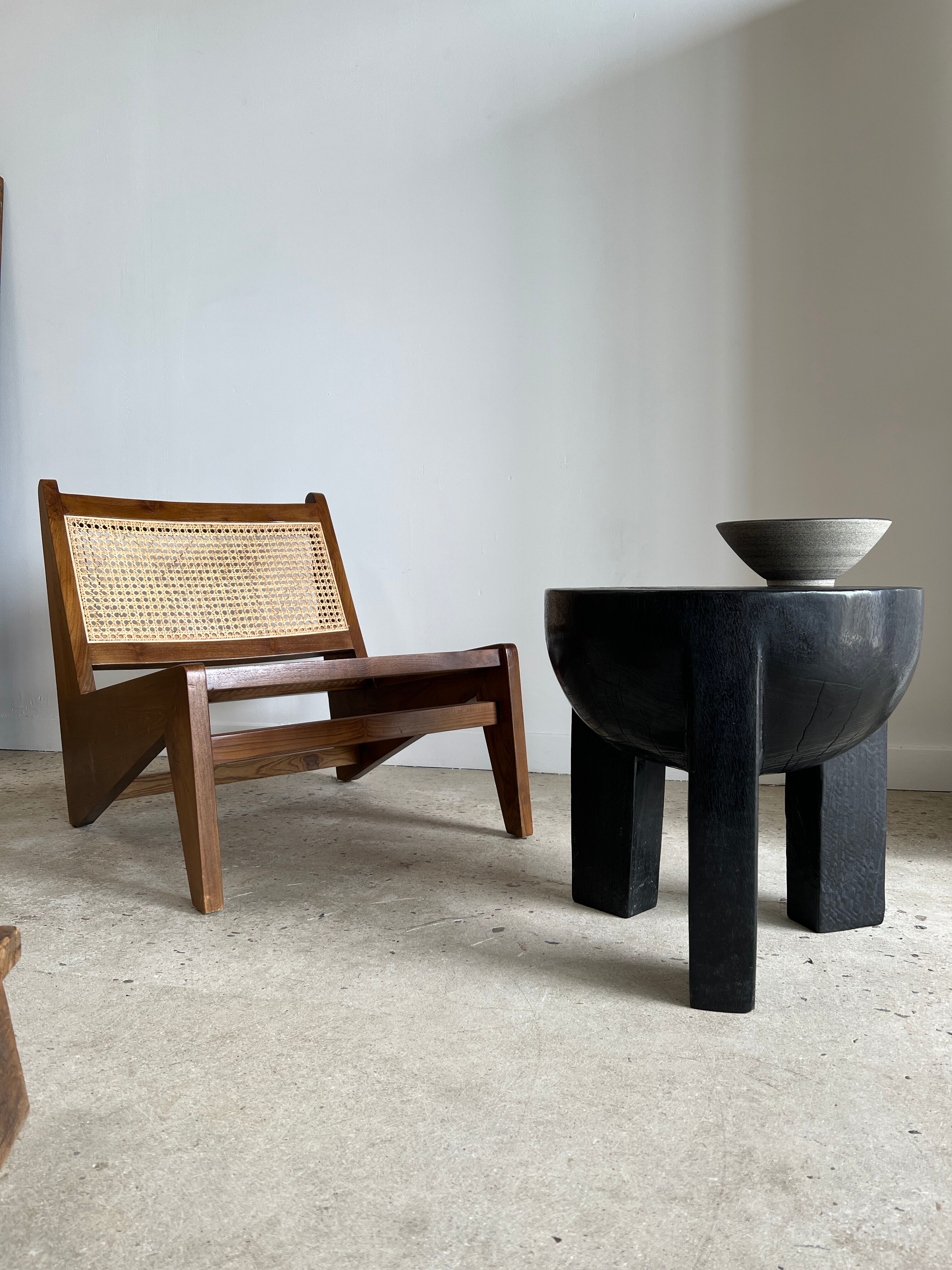 Black mango wood tripod side table with a semi-spherical top, height: 45 cm, diameter: 44 cm.