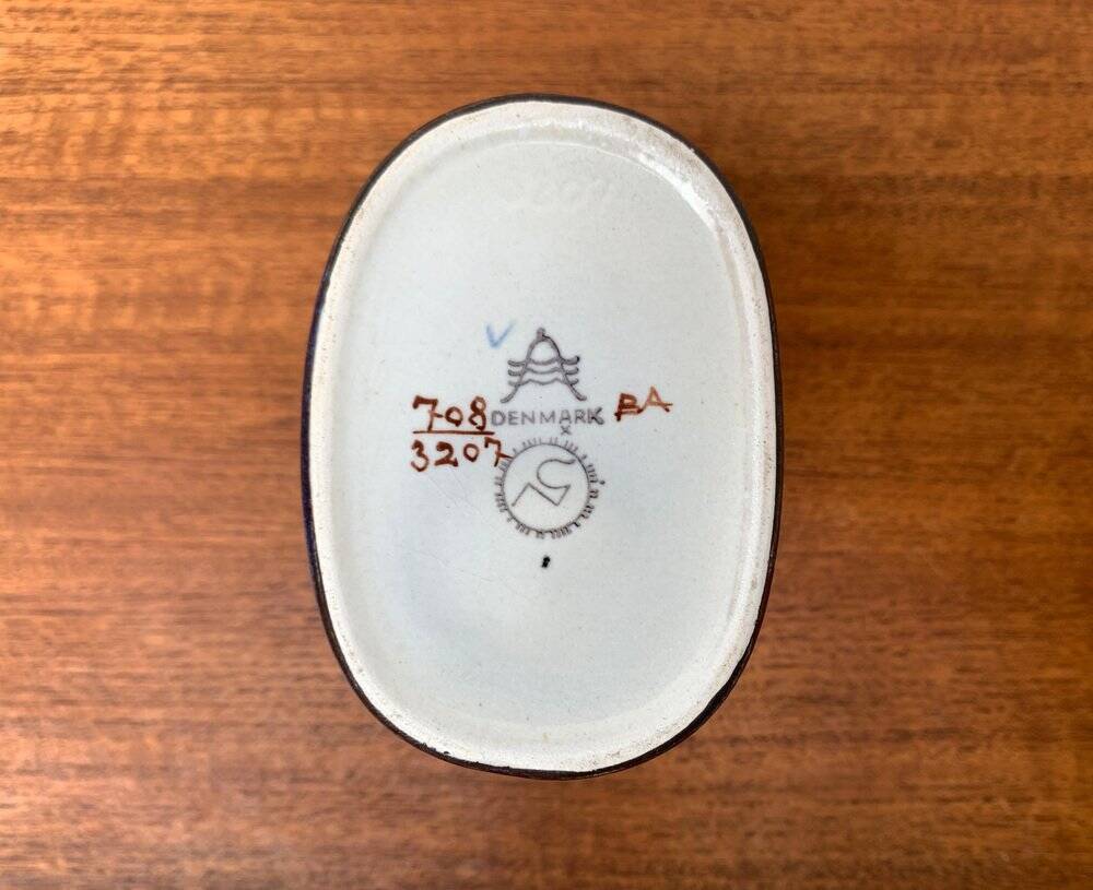 Danish mid-century porcelain vase from the Baca line with bird motif by Nils Thorsson for Aluminia Royal Copenhagen, 1960s.