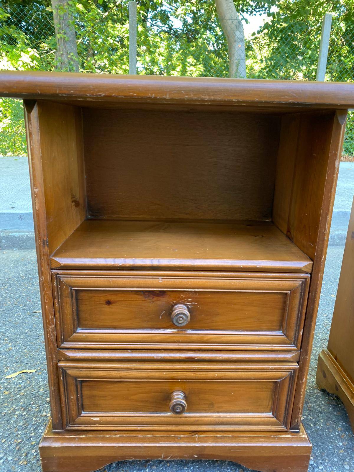2 tables de chevet en pin massif style Louis XIV