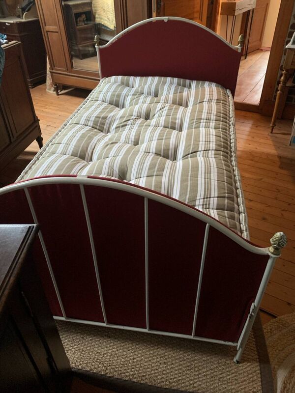 Lit ancien en métal