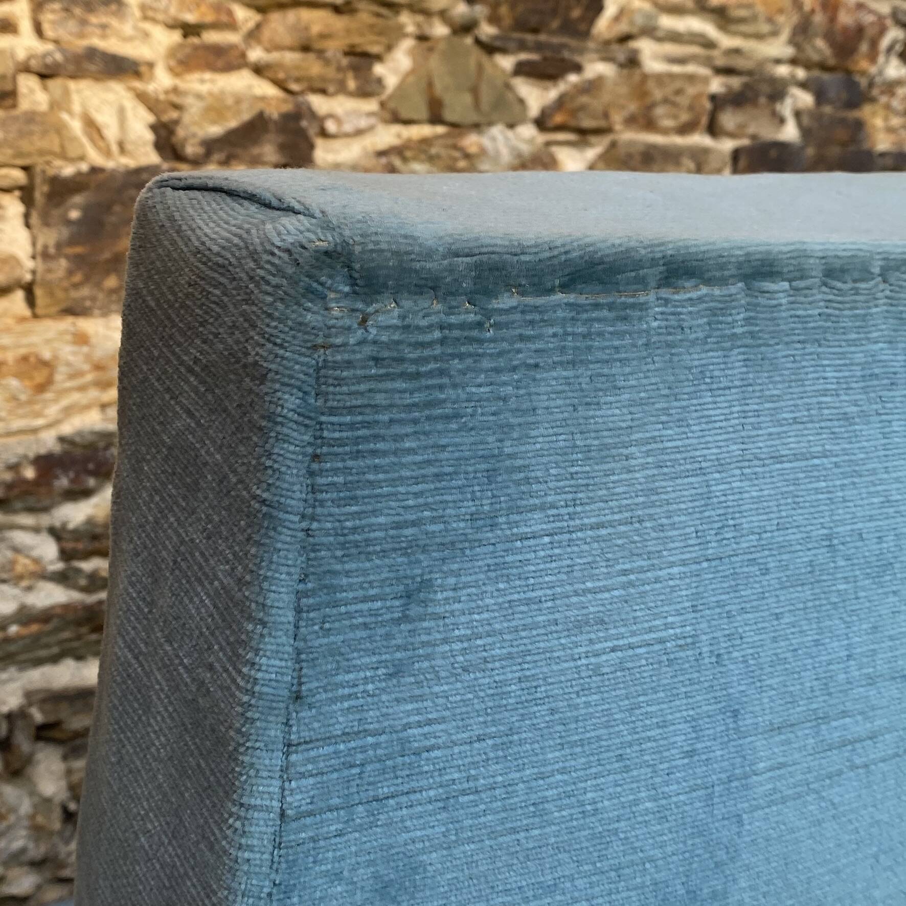 Fauteuil crapaud bas ancien en velours bleu