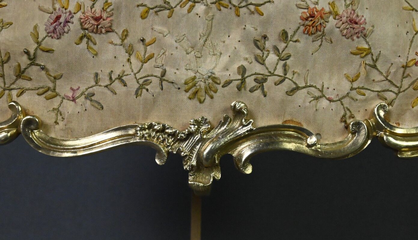 Chandelier with a gilded bronze shade, Louis XV style – Mid 19th century