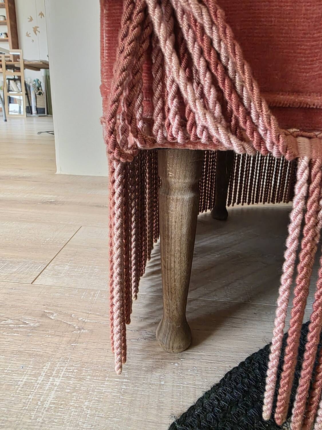 Fauteuil crapaud en velours vieux rose