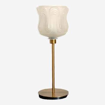 Lampe style art déco avec un abat-jour blanc ancien en verre monté sur un pied doré