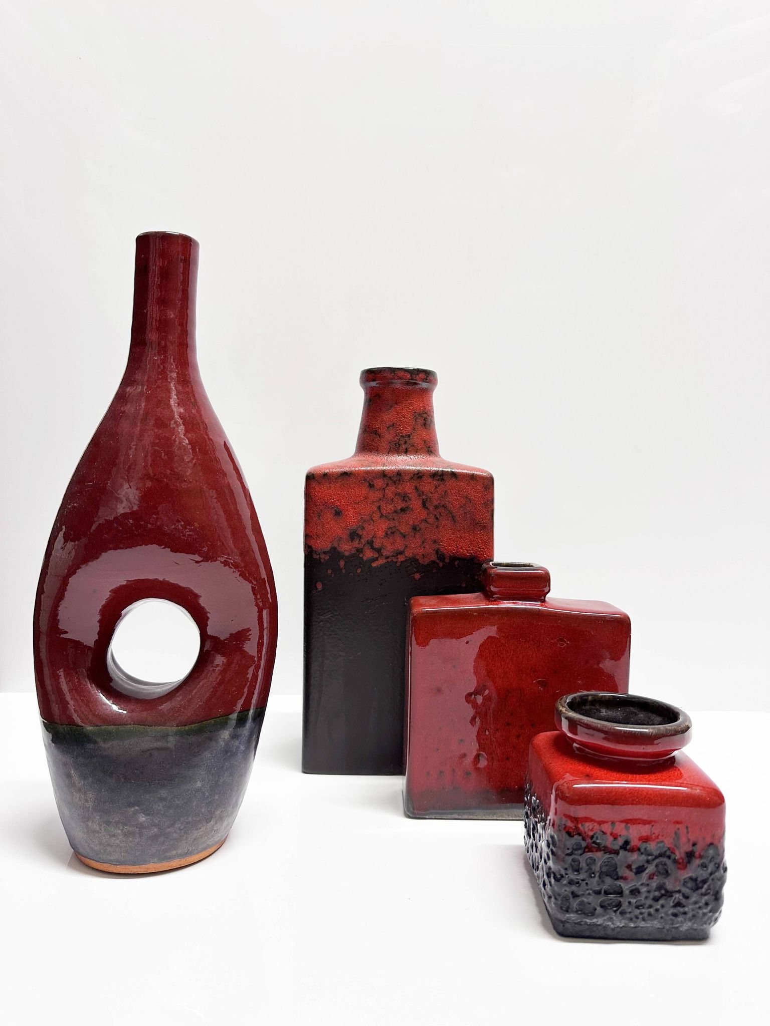 Suite de quatre vases céramique modernistes. Allemagne, années 60 et 70.
