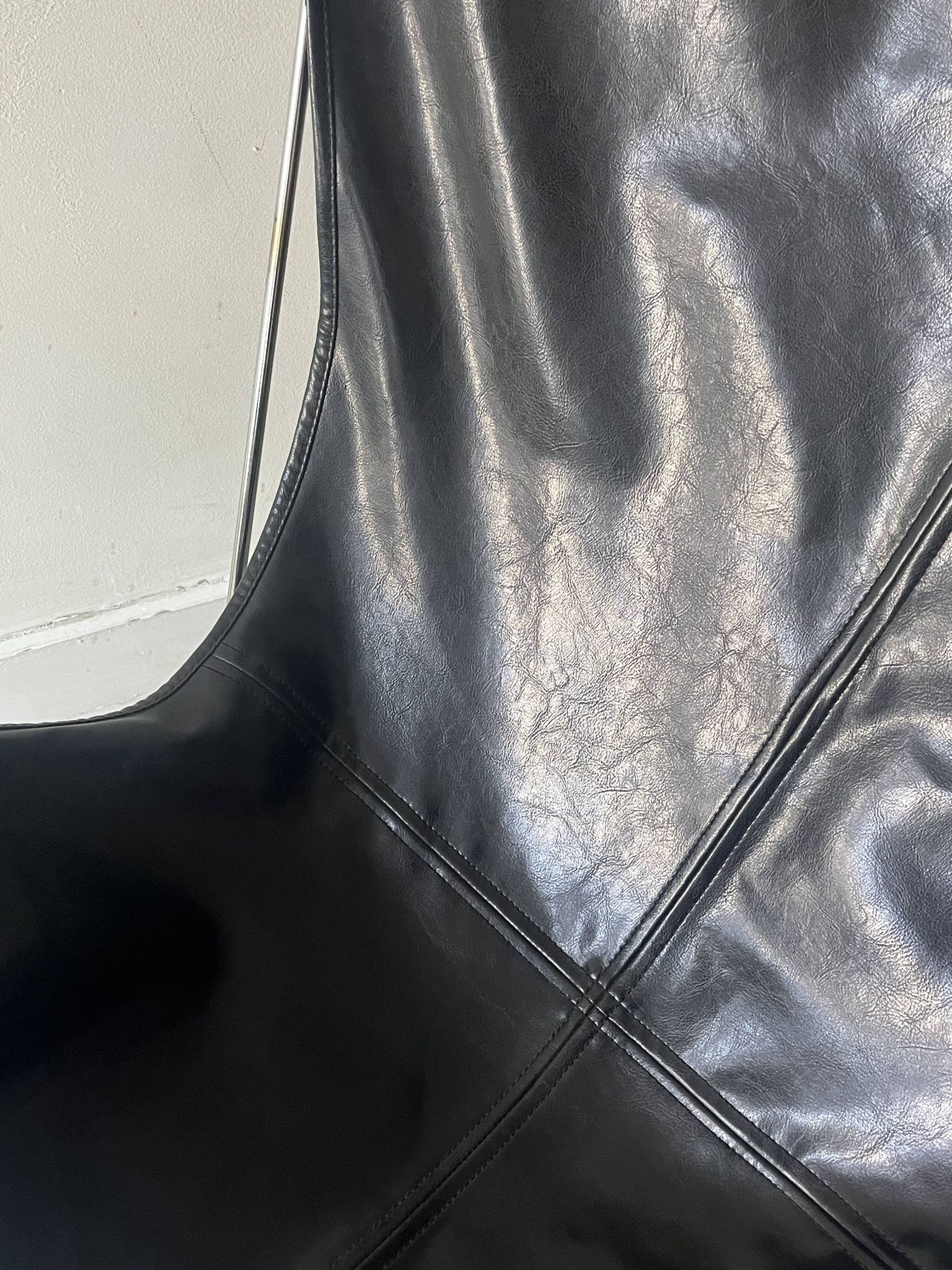 fauteuil design papillon en chrome et cuir noir