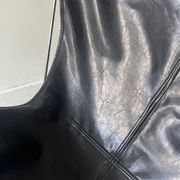 fauteuil design papillon en chrome et cuir noir