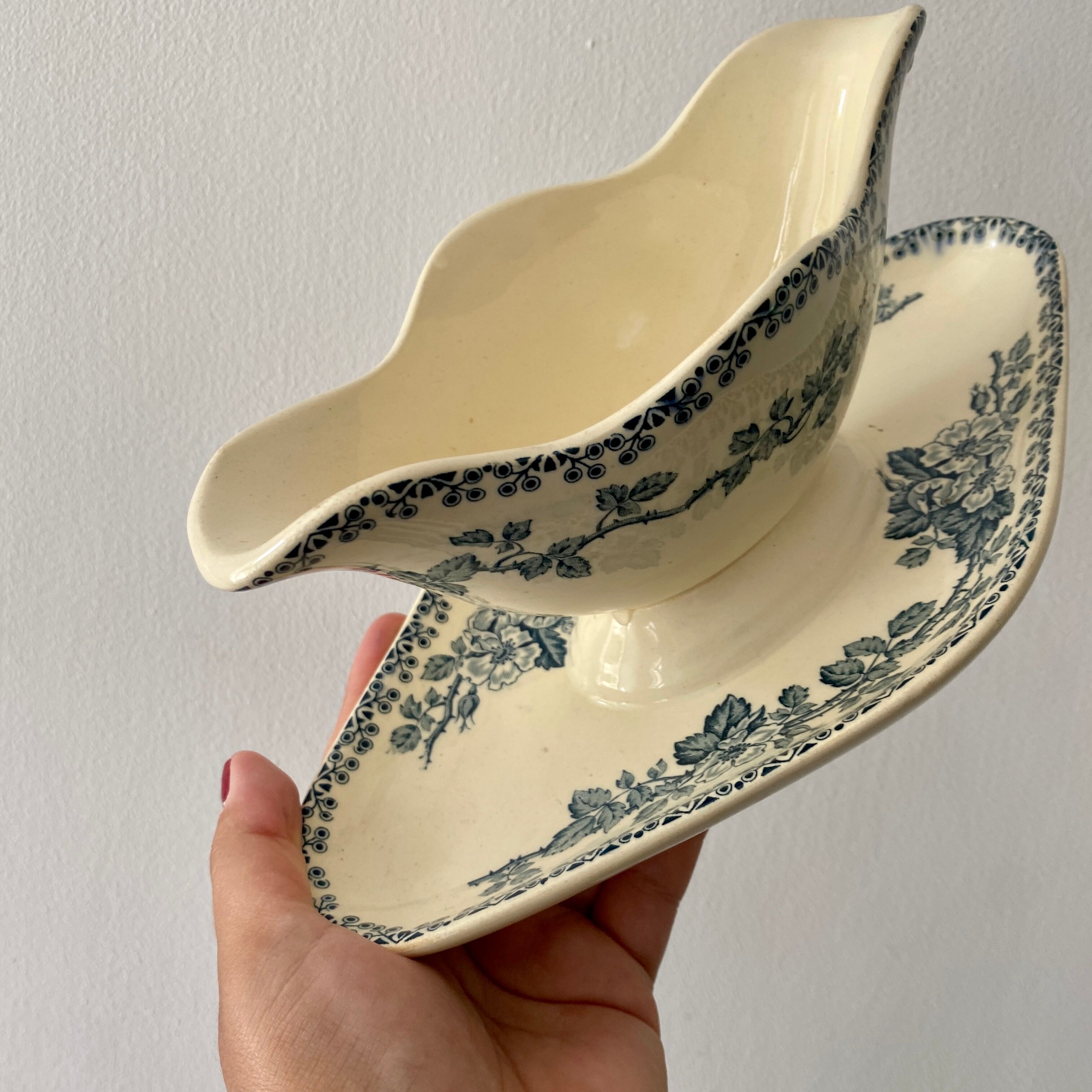 Old sauce pot in iron earth, Guadeloupe model of Saint amand