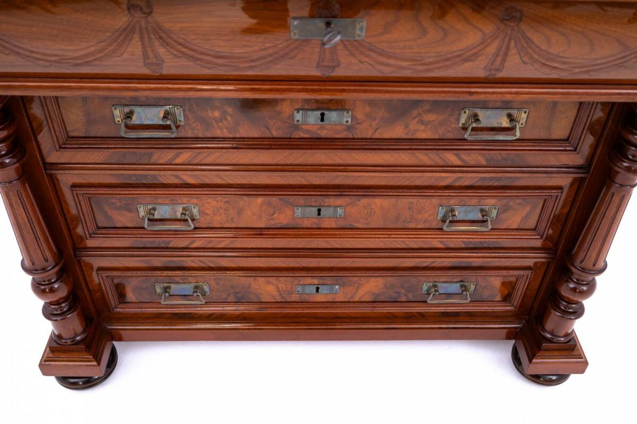 Commode en noyer ancien, Europe du Nord, vers 1900.