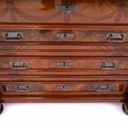 Commode en noyer ancien, Europe du Nord, vers 1900.