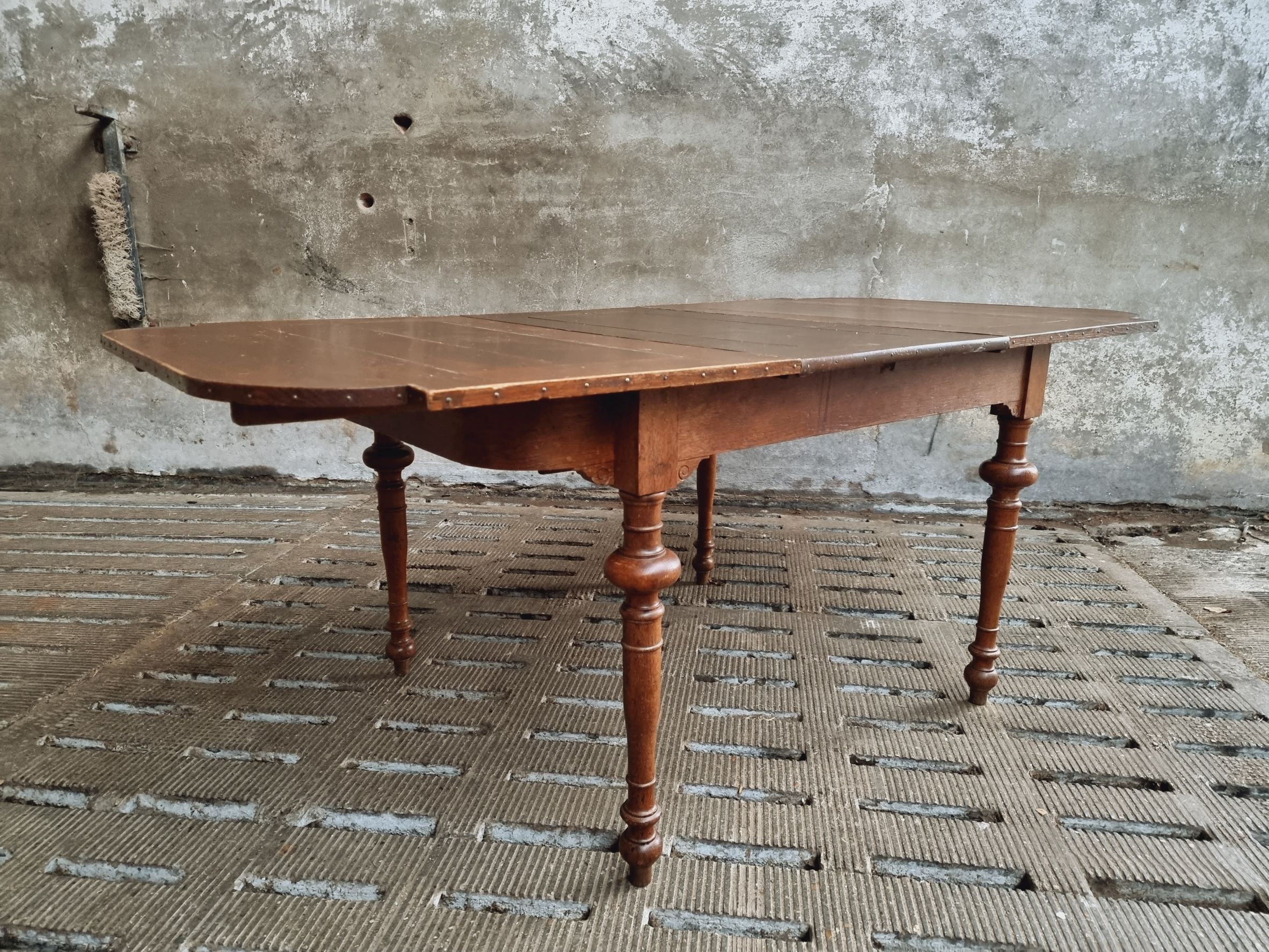 Antique extendable diningtable