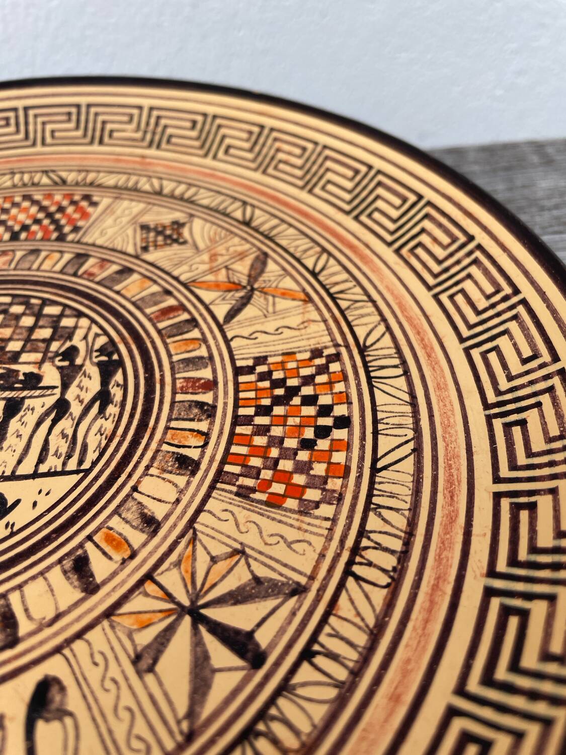 Assiette décorative grecque en terre cuite géométrique