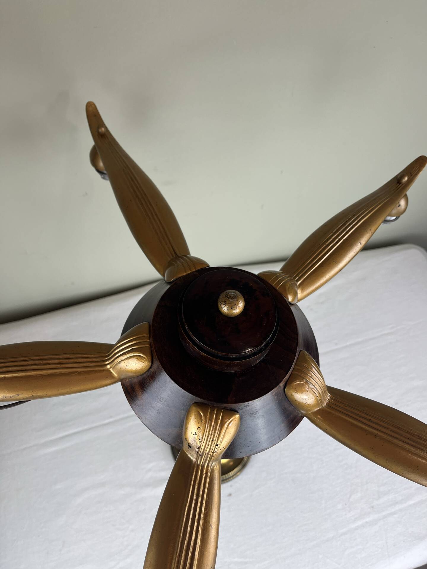 Lustre moderniste français en bois, laiton et verres opalescents
