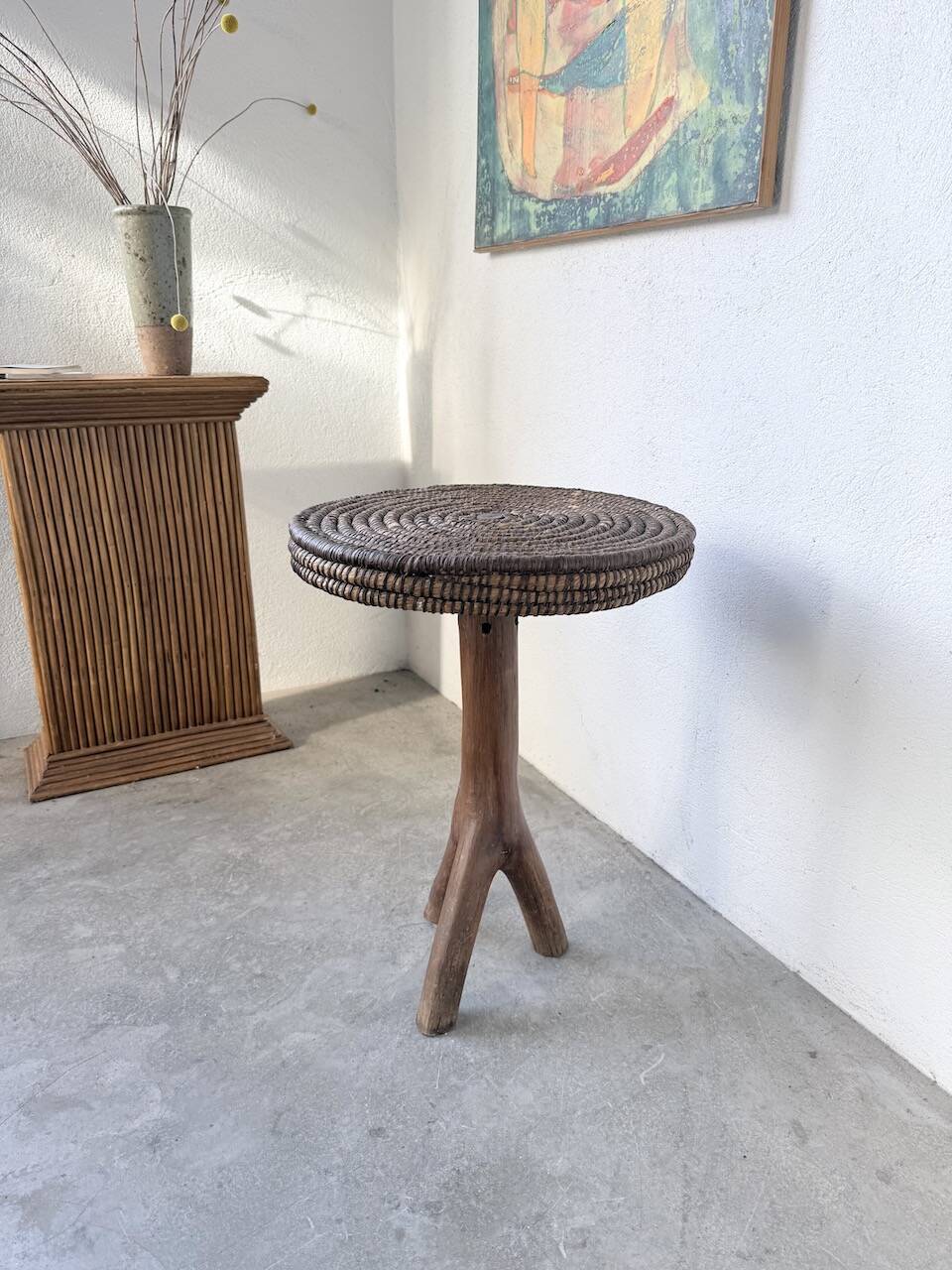 Sellette tripode art populaire en paille tressée, 1950