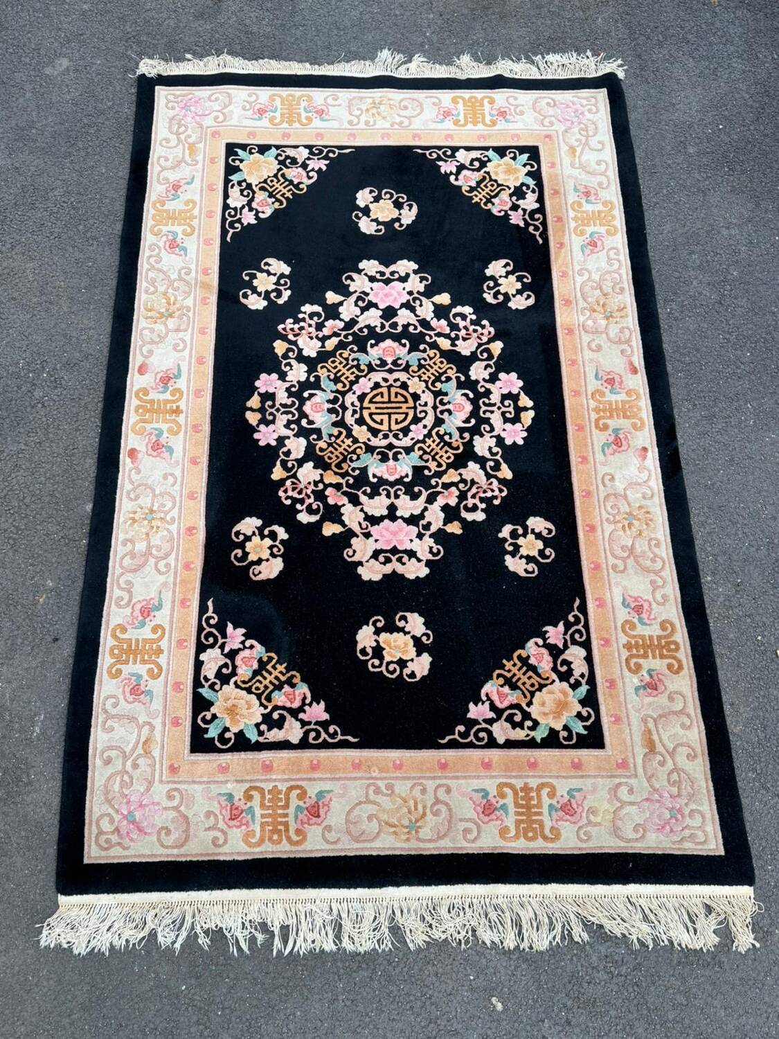 Superb vintage Chinese rug in black wool. Beijing, circa 1950