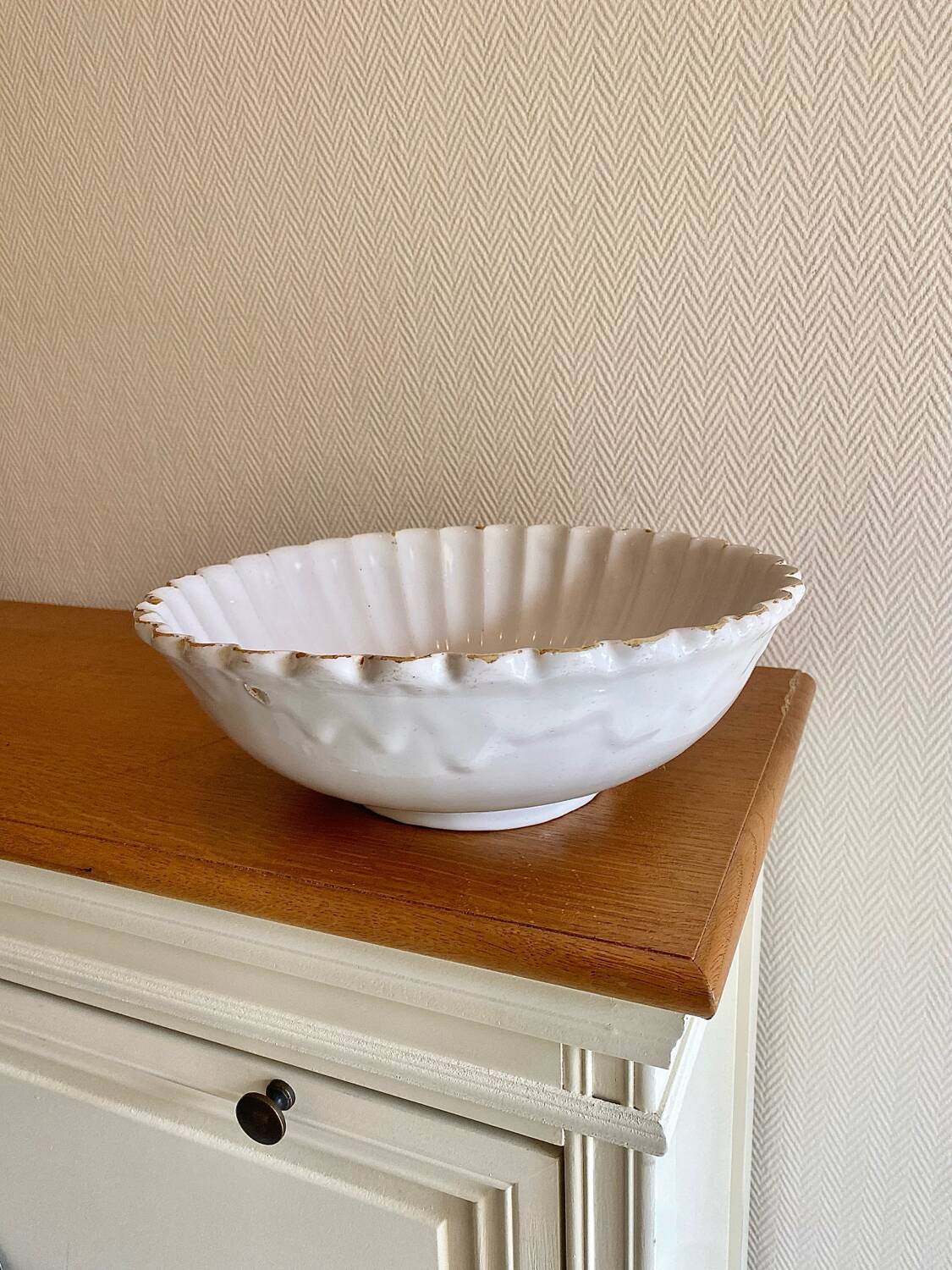 Ancien plat creux en faïence blanche godronnée XIXeme