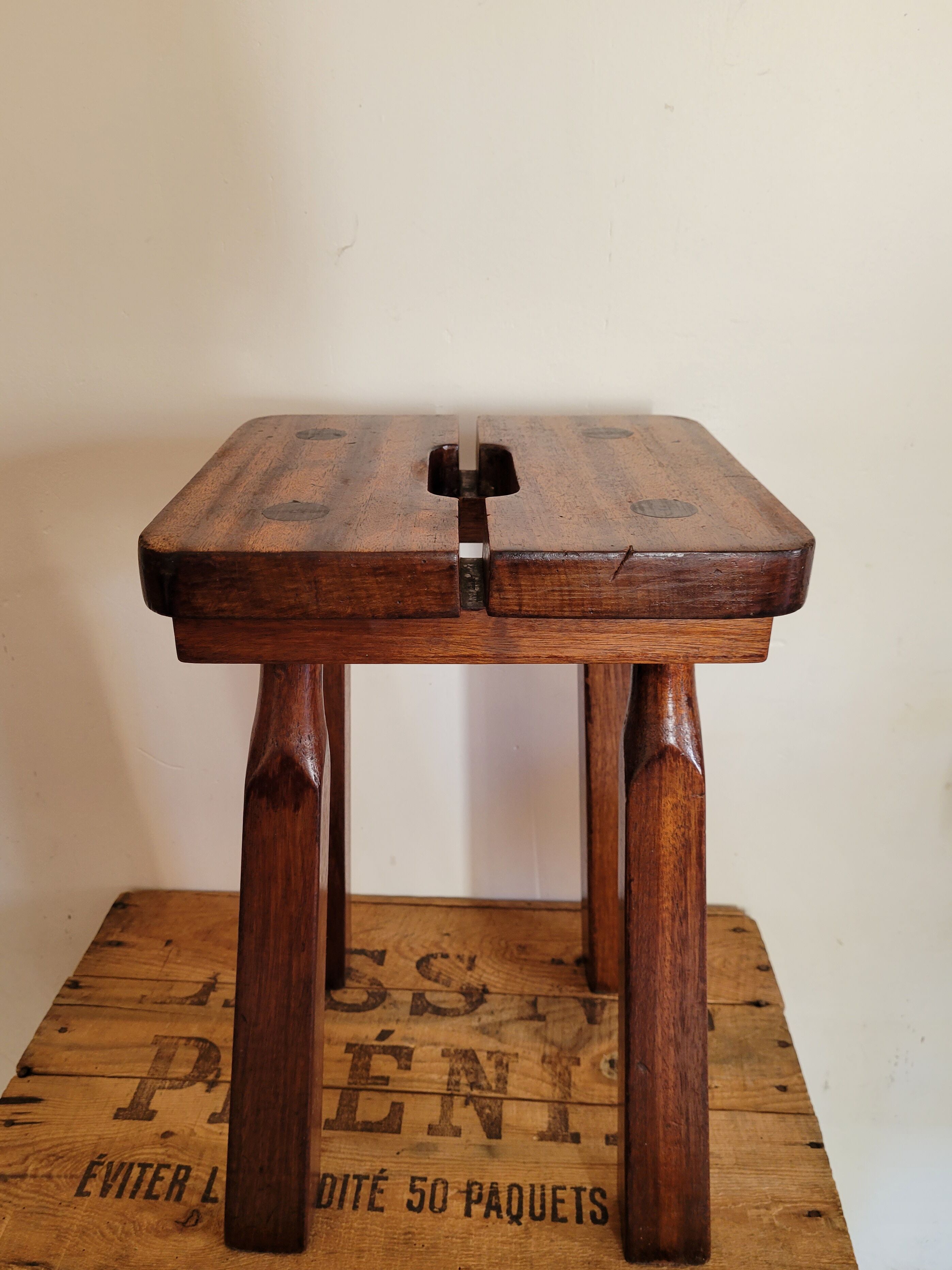 Tabouret brutaliste en bois