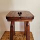 Tabouret brutaliste en bois