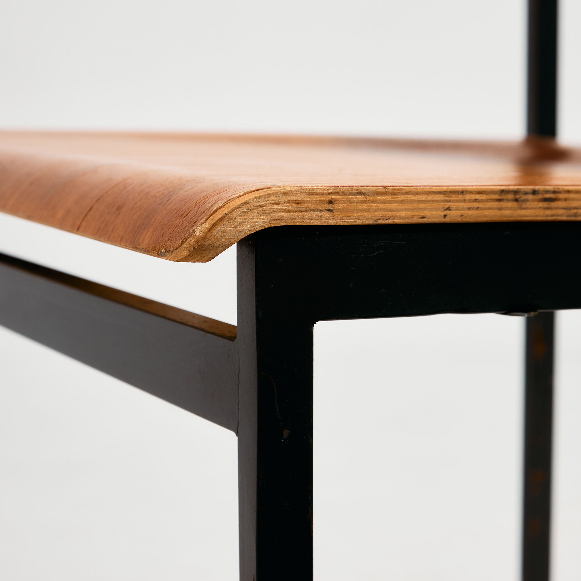 Chaise en teck sur base en métal