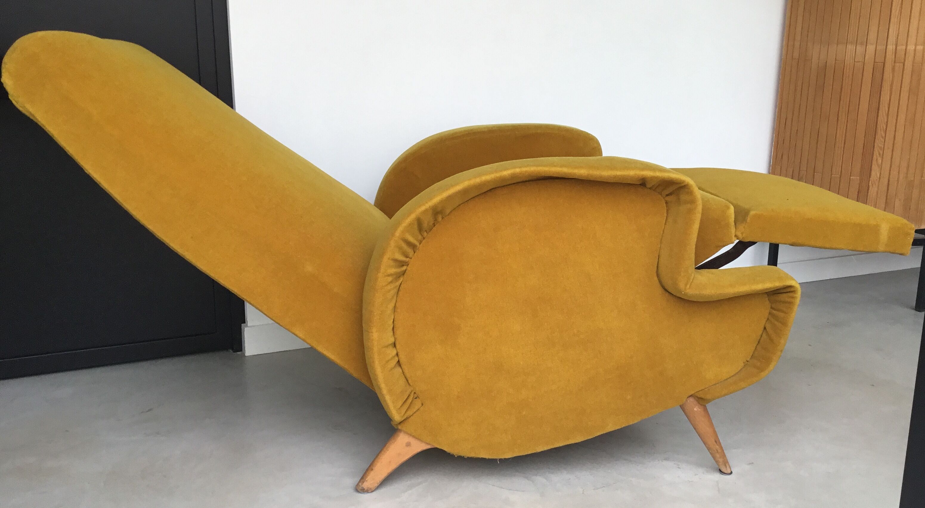 Mustard-coloured reclining velvet chair - Italian design -1960