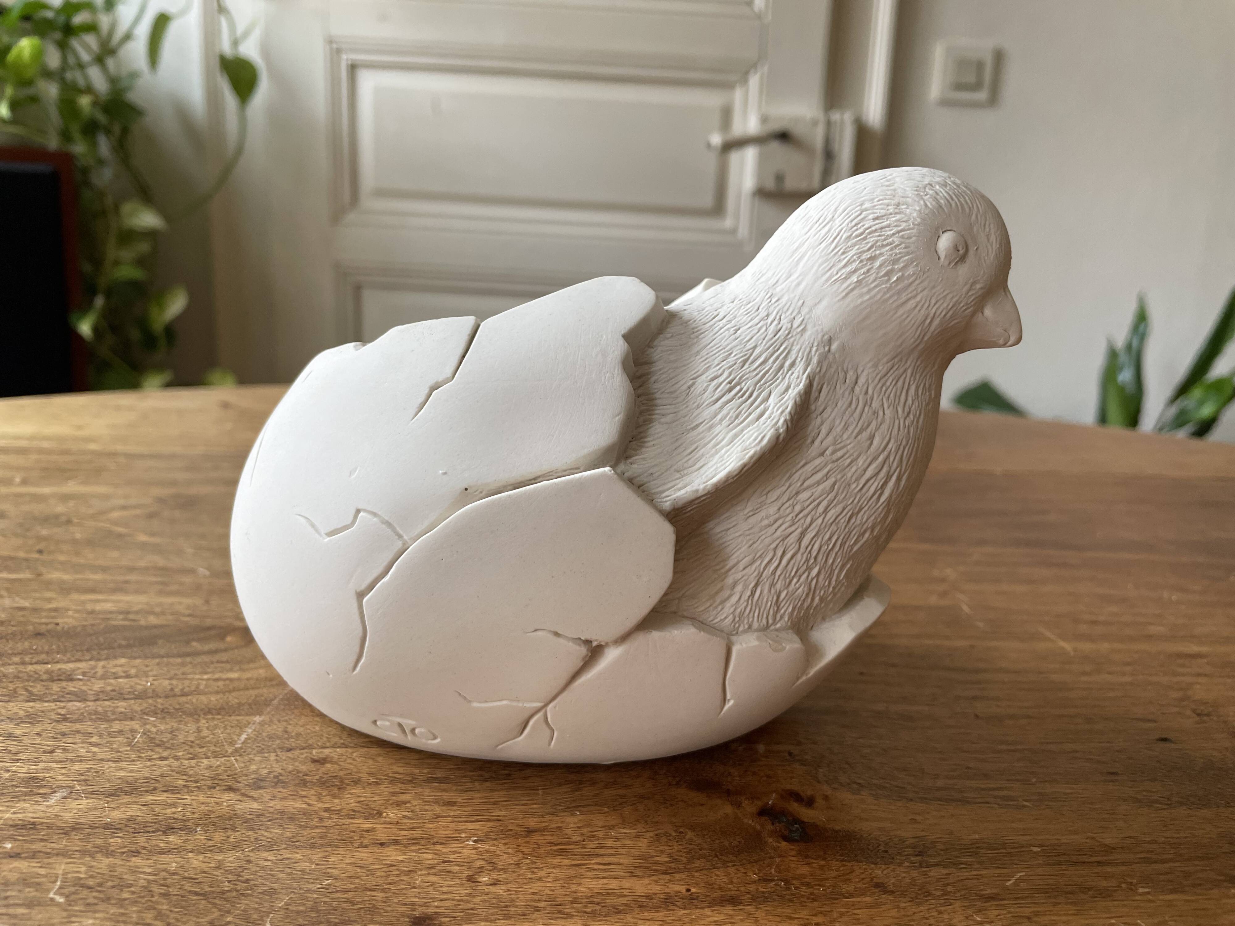 Chick in its egg, decorative plaster - empty pocket