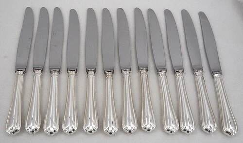 Christofle Spatours, 12 silver-plated table knives, in excellent condition.