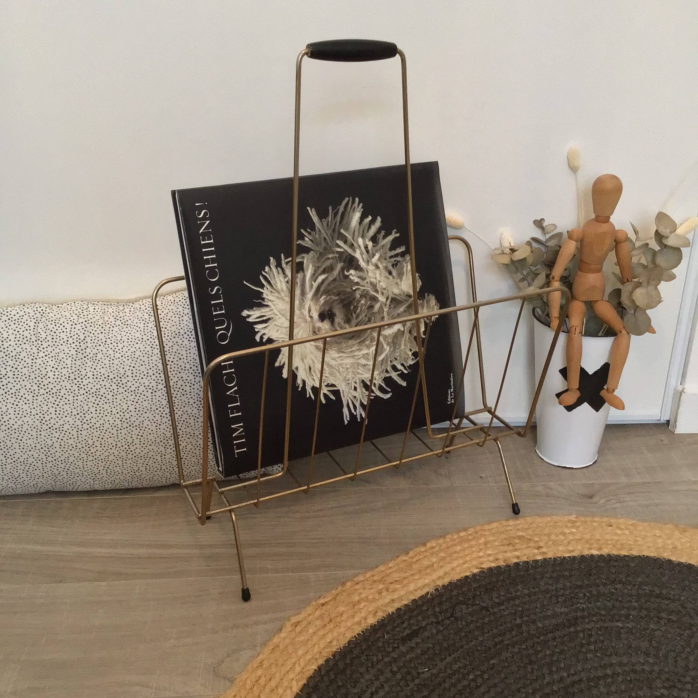 Vintage magazine rack in gold metal