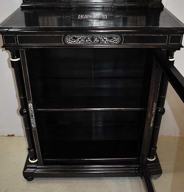 Vitrine d’apparat en poirier noirci, époque Napoléon III – 1850