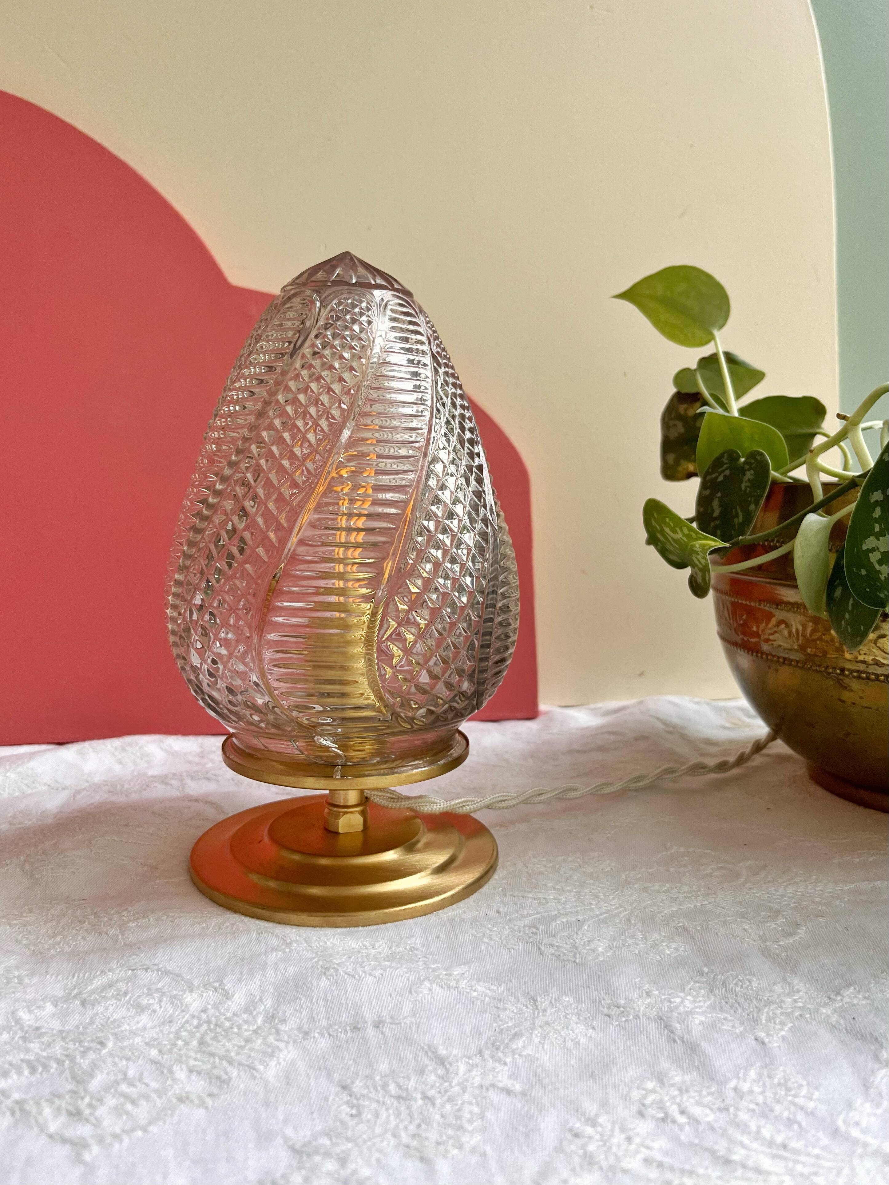 Vintage table lamp in chiseled glass - ogive glass globe