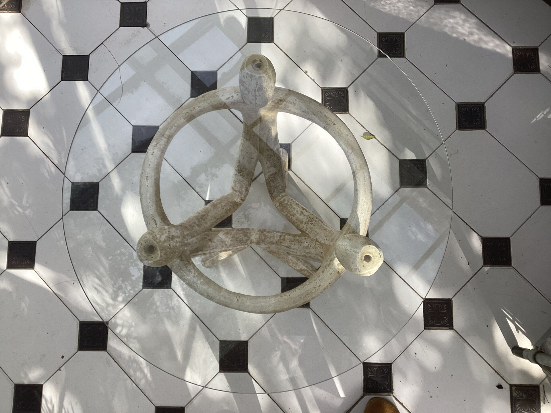 Table basse année  70 en pierre reconstituée de style brutaliste