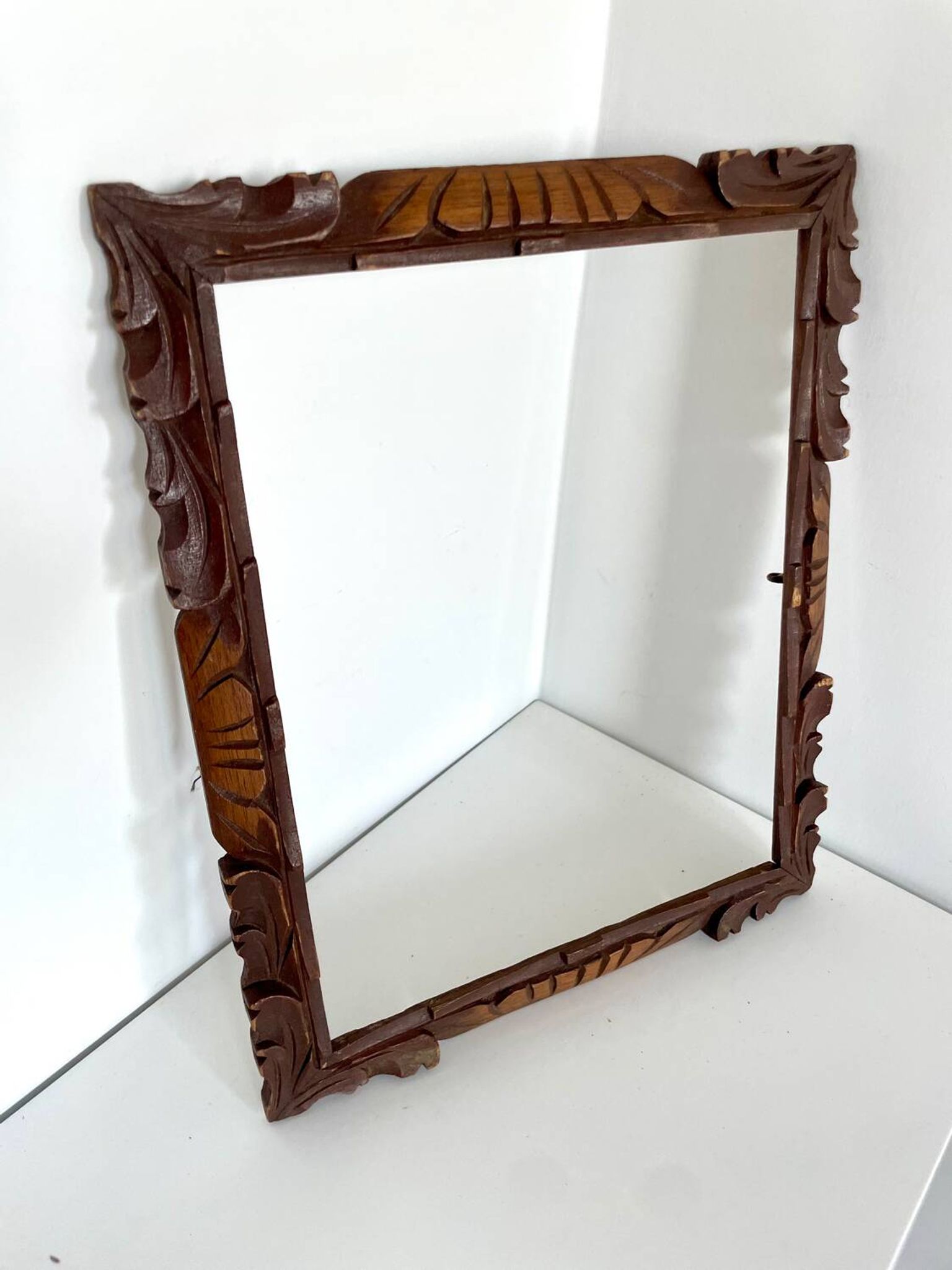 Cadre ancien sculpté à la main en bois de cèdre 29,5 cm x 24 cm