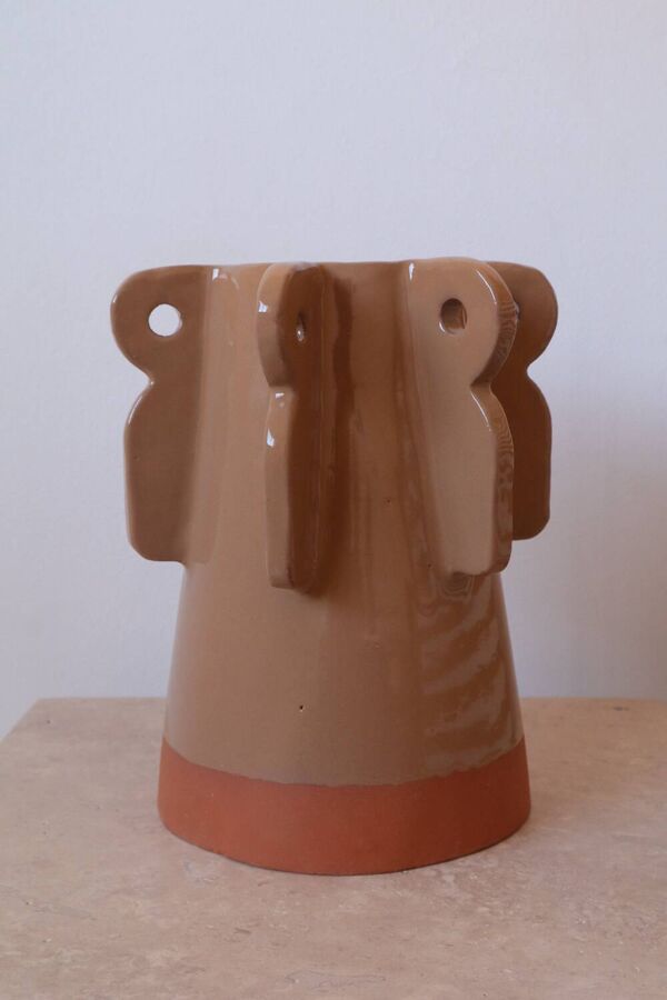 Vase en céramique sculptural beige fait-main