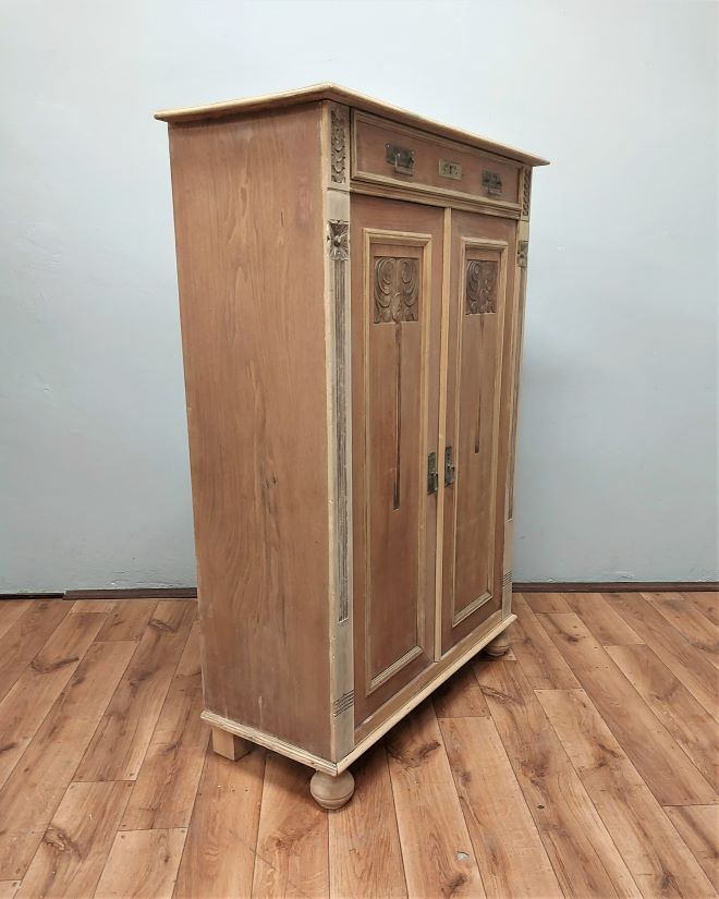 Art Nouveau chest of drawers in walnut