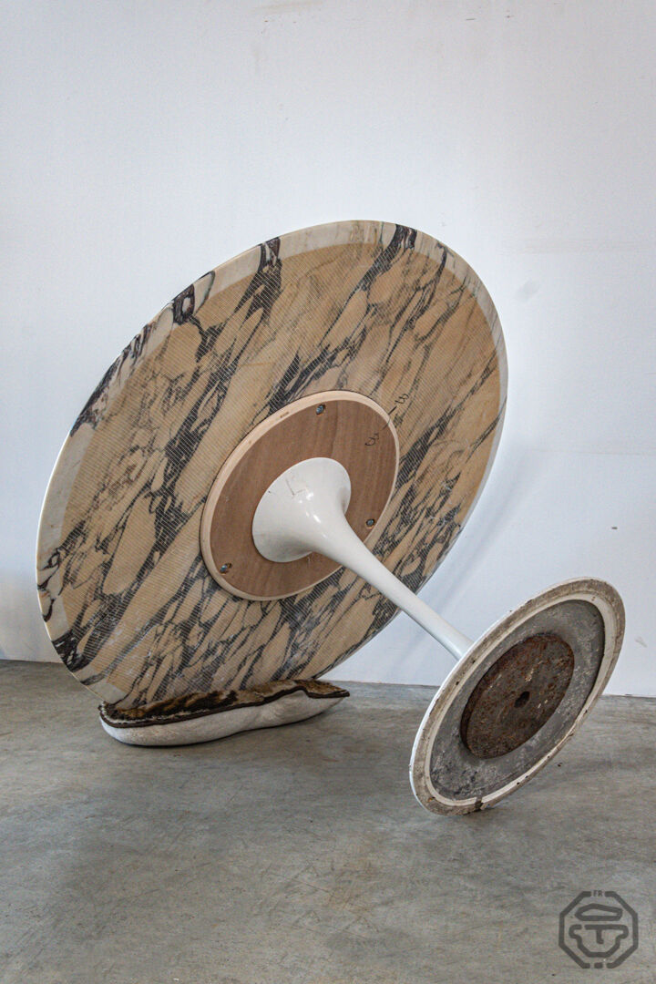 Eero Saarinen's Knoll tulip table